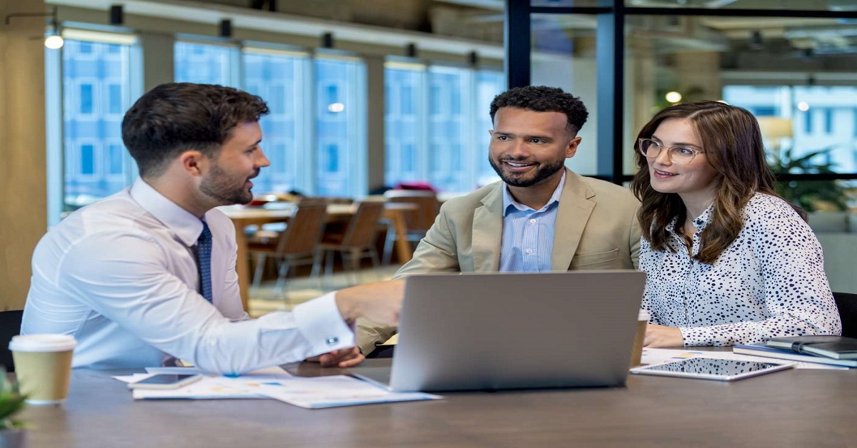 Casal em processo de compra de casa com consultor imobiliário no Norte de Portugal