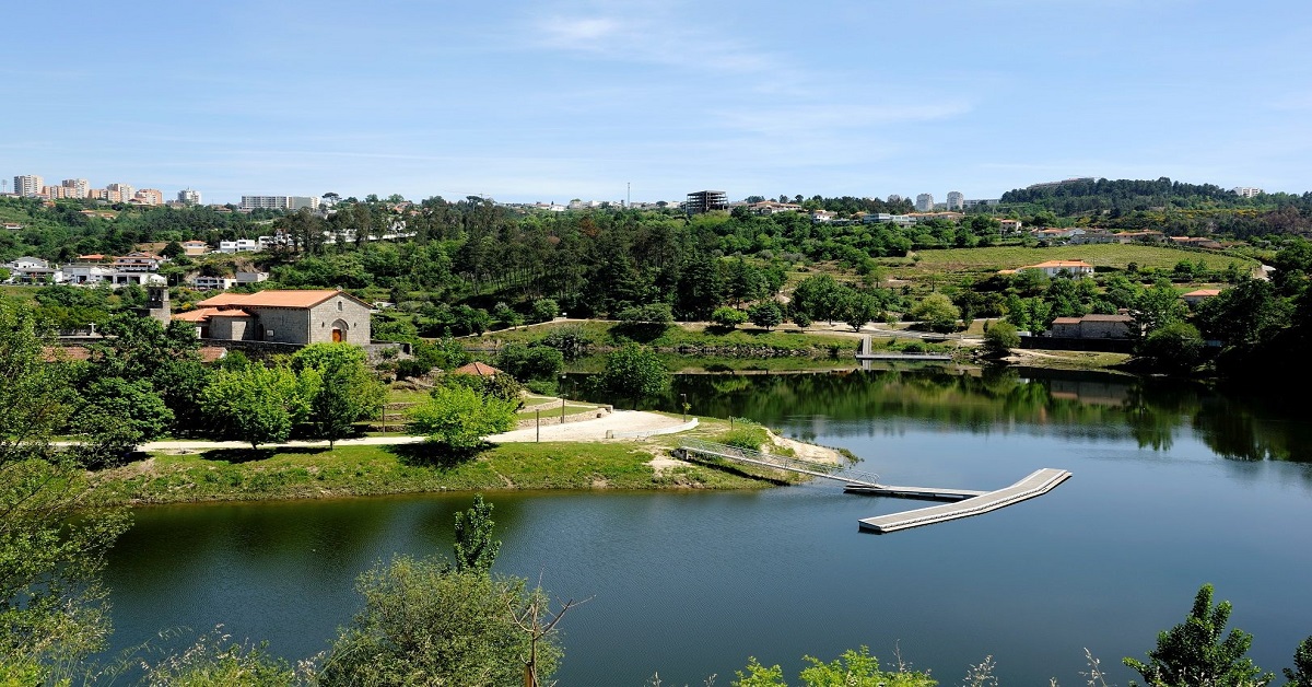 Vale do Tâmega em Marco de Canaveses, com zonas verdes e enquadramento natural