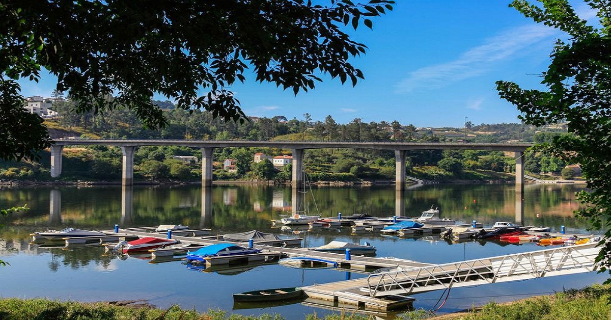 Zona ribeirinha do rio Tâmega em Marco de Canaveses, com marina e envolvente natural