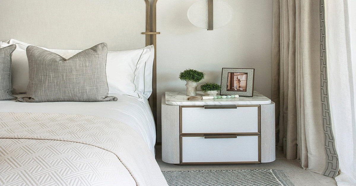 Detalhe de quarto minimalista com mesa de cabeceira e tons neutros Cloud Dancer. Ideal para casas em Viana do Castelo e Caminha.