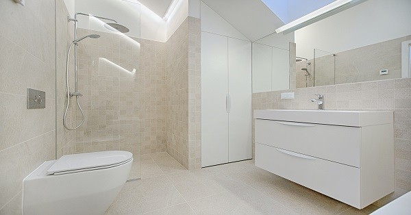 Gaste cinco minutos a pensar em remodelar a sua casa de banho