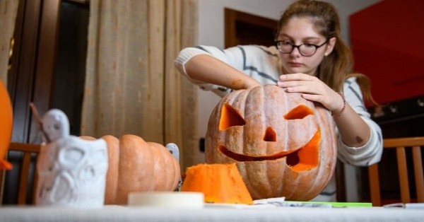 Como fazer uma lanterna de abóbora para o Halloween